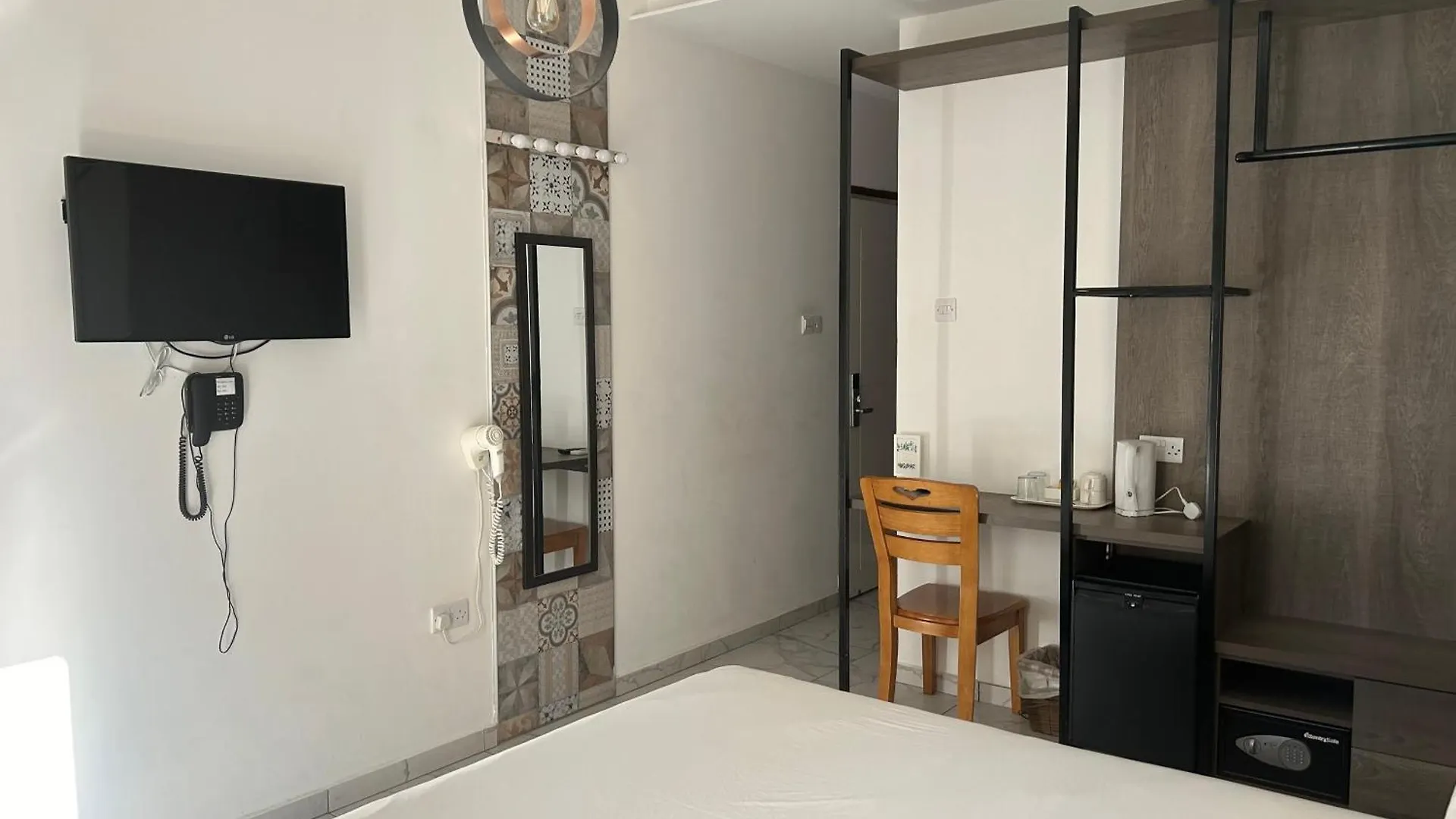 מלון לרנקה St Elena Boutique Residence